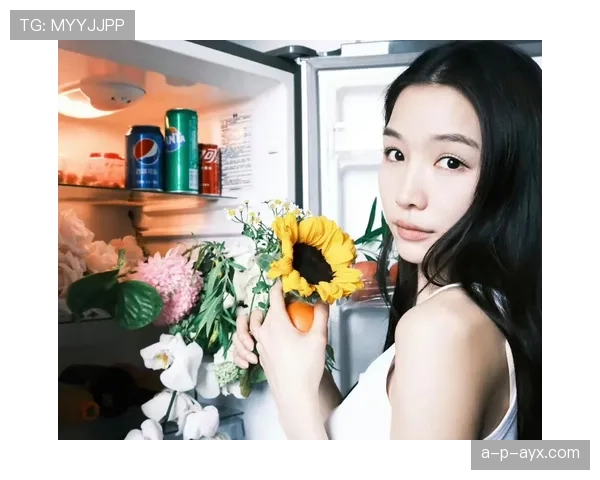 张楠朋友圈那张早晨照，灯光咖啡桌上那块表，消费焦虑瞬间爆表