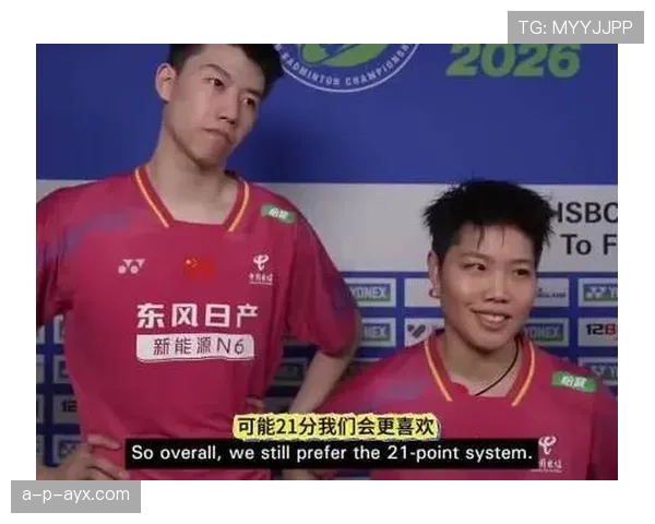 冯彦哲训练完直接瘫在场边啃蛋白棒，这自律程度真不是一般人能扛住的